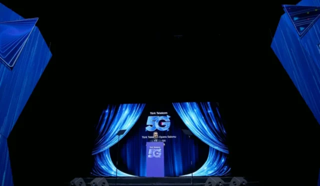 Türk Telekom’dan 5G Şovu: Müslüm Gürses Hologramı Sahneye Çıktı!