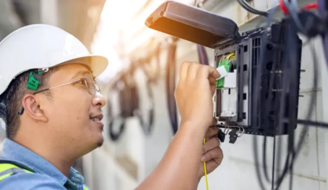 Meta'dan Fiber Teknisyenliği Hamlesi: Veri Merkezleri İçin Ücretsiz Eğitim!